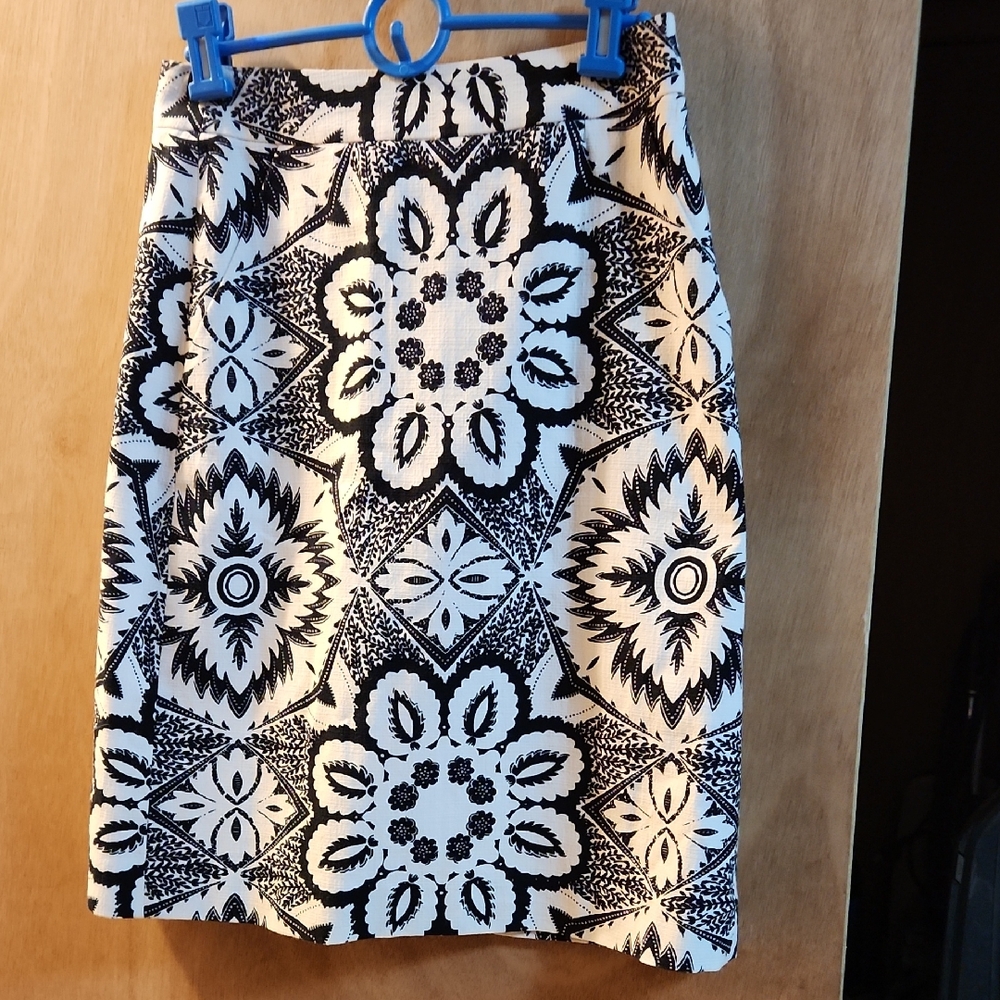 Elegant Black and White Floral Pencil Skirt